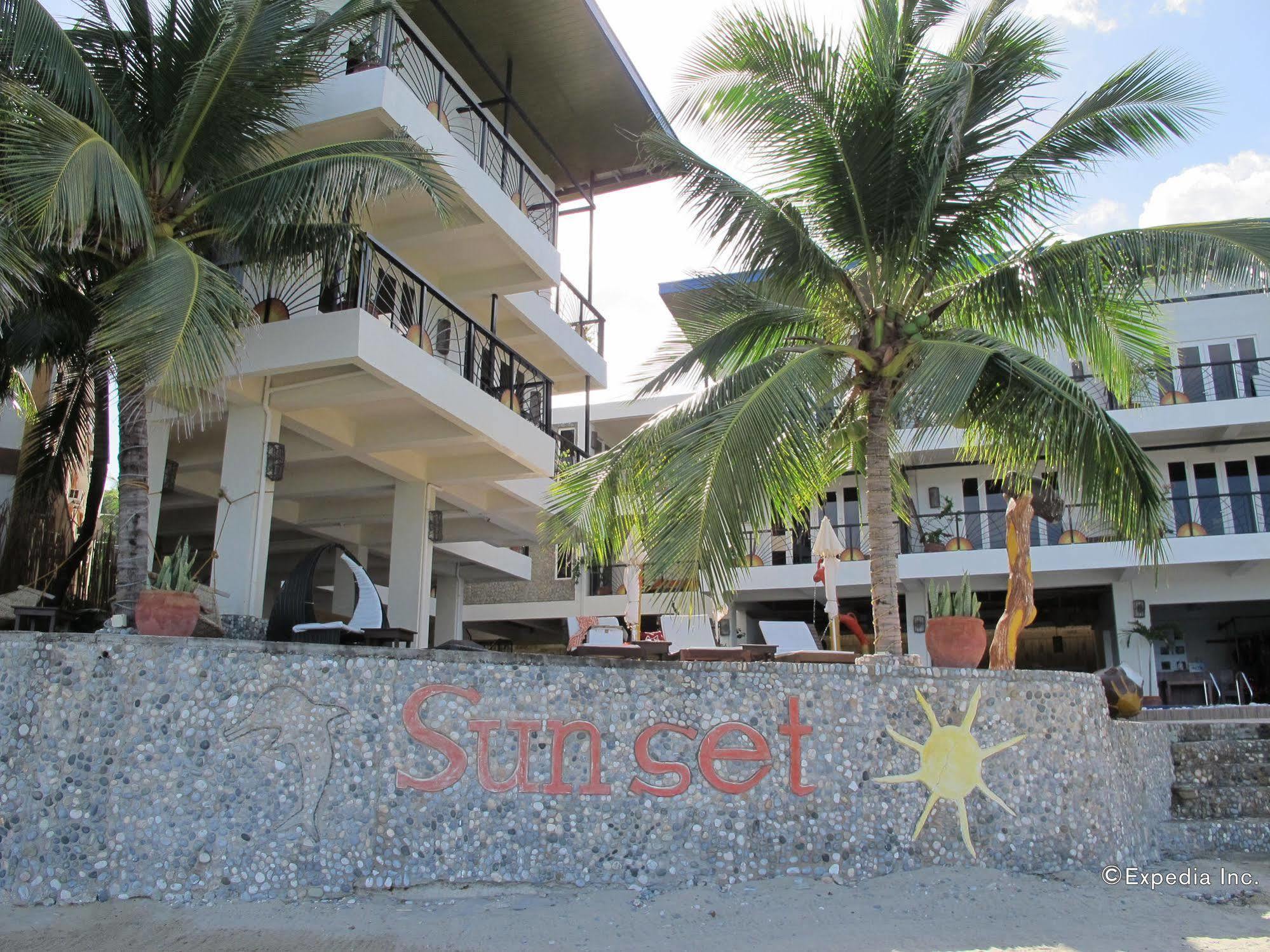 Sunset At Aninuan Beach Resort Puerto Galera Extérieur photo